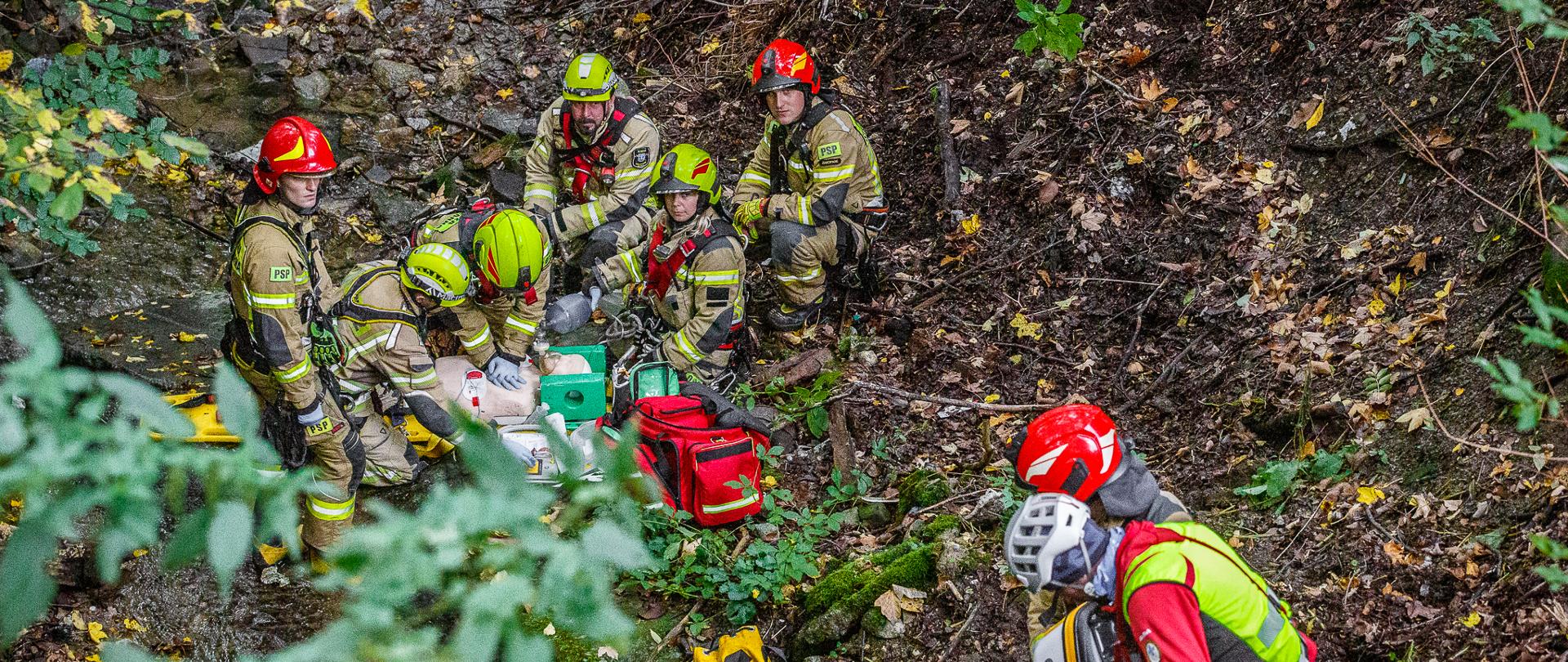 Zdjęcie przedstawia ratowników biorących udział w ćwiczeniach