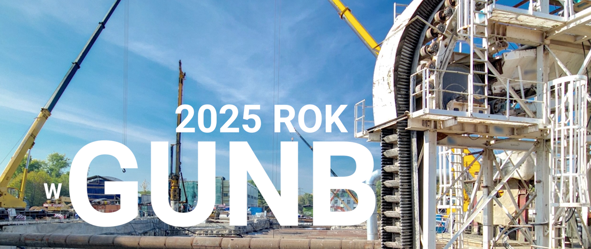 Plac budowy z pracującymi dźwigami oraz dużą instalacją przemysłową. Grafika ilustruje działalność nadzoru budowlanego; widoczny napis: 2025 rok w GUNB