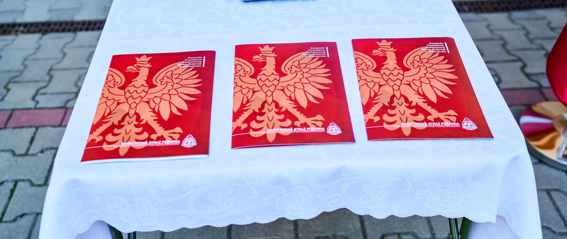 Zdjęcie przedstawia 3 akty ślubowania nowych strażaków w KP PSP Przeworsk.