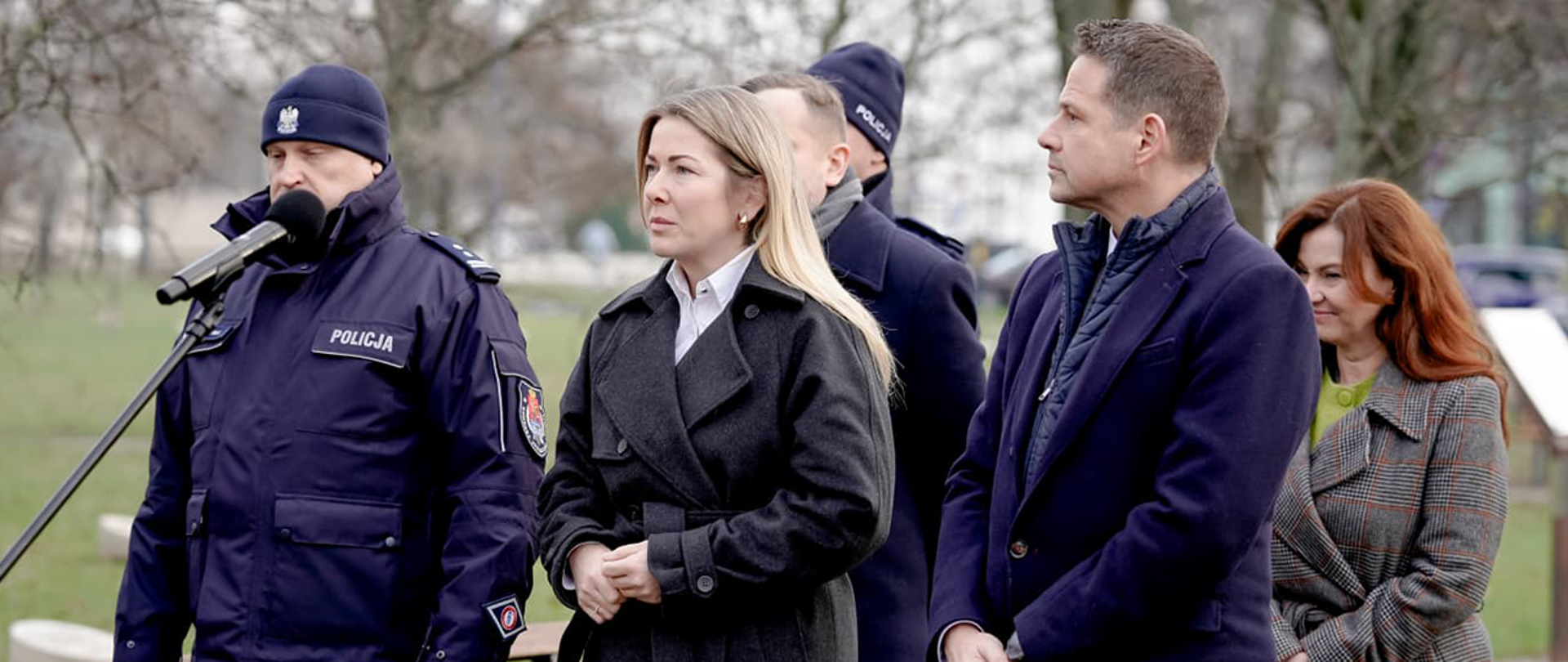 Wiceminister Magdalena Roguska, prezydent Warszawy Rafał Trzaskowki i przedstawiciele Policji oraz Ratusza podczas konferencji