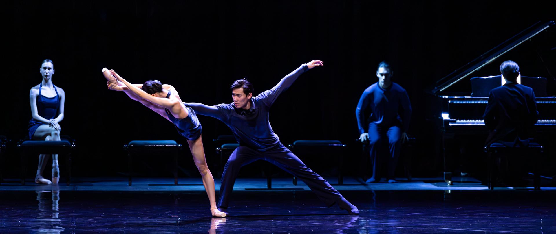 Prestation des danseurs dans la première partie du spectacle Sss..., inspirée de la chorégraphie de Clug