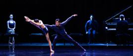 Prestation des danseurs dans la première partie du spectacle Sss..., inspirée de la chorégraphie de Clug
