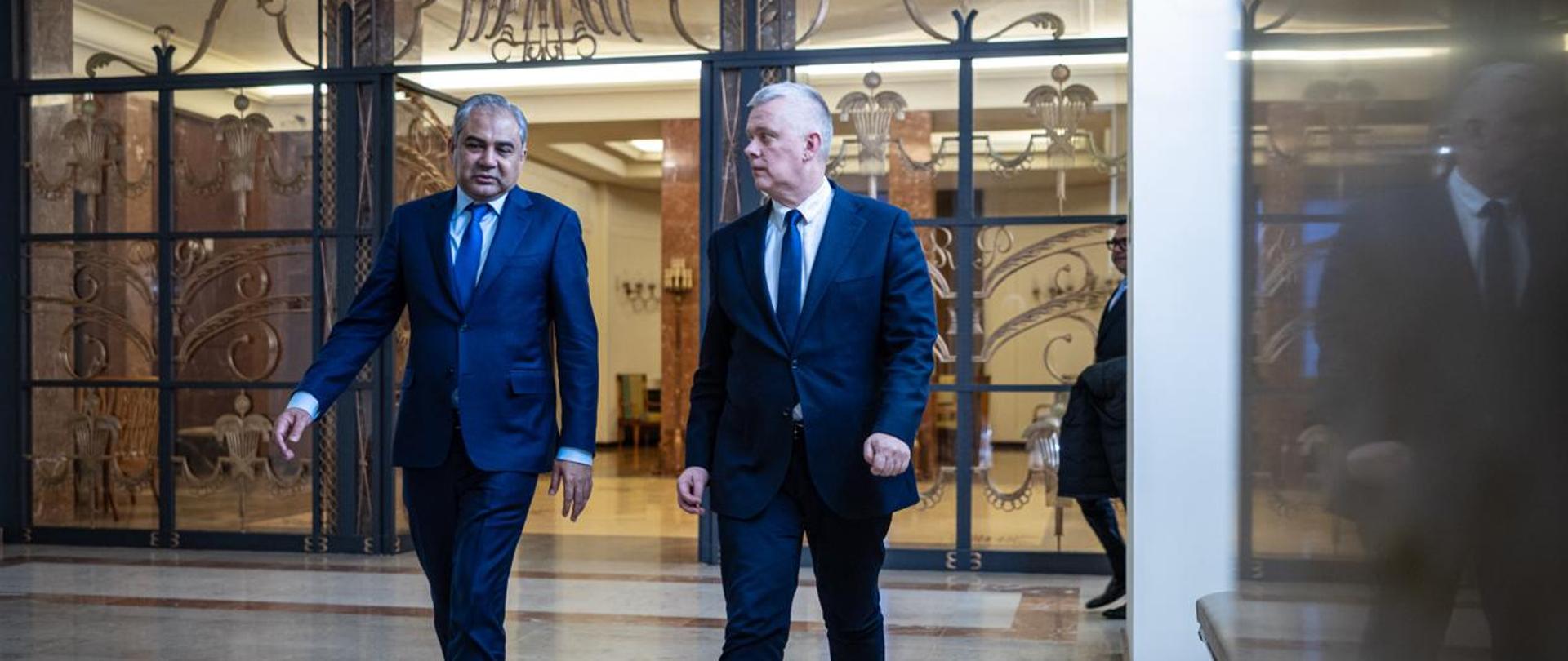 Po prawej stronie zdjęcia minister Tomasz Siemoniak, po lewej stronie minister spraw wewnętrznych Pakistanu Syed Mohsin Raza Naqvi. Za ministrami widać przeszklone wejście. 