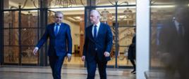 Po prawej stronie zdjęcia minister Tomasz Siemoniak, po lewej stronie minister spraw wewnętrznych Pakistanu Syed Mohsin Raza Naqvi. Za ministrami widać przeszklone wejście. 