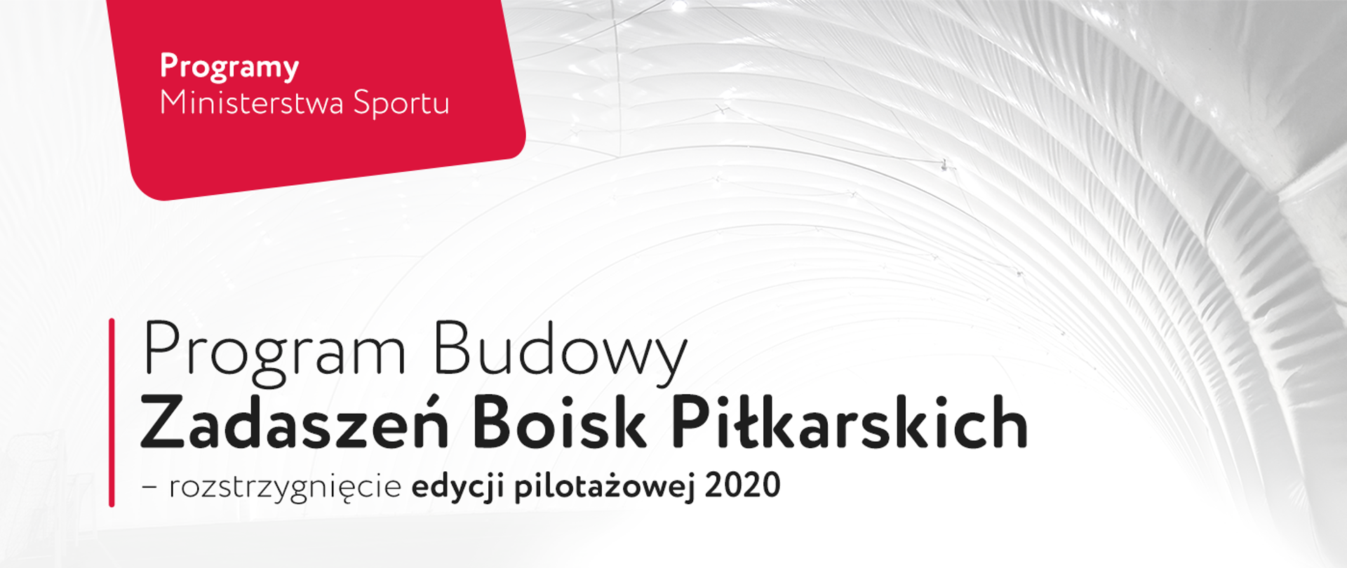 Napis "Programy Ministerstwa Sportu". Poniżej tytuł "Program Budowy Zadaszeń Boisk Piłkarskich - rozstrzygnięcie edycji pilotażowej 2020". W tle wkomponowany fragment zadaszenia hali pneumatycznej.