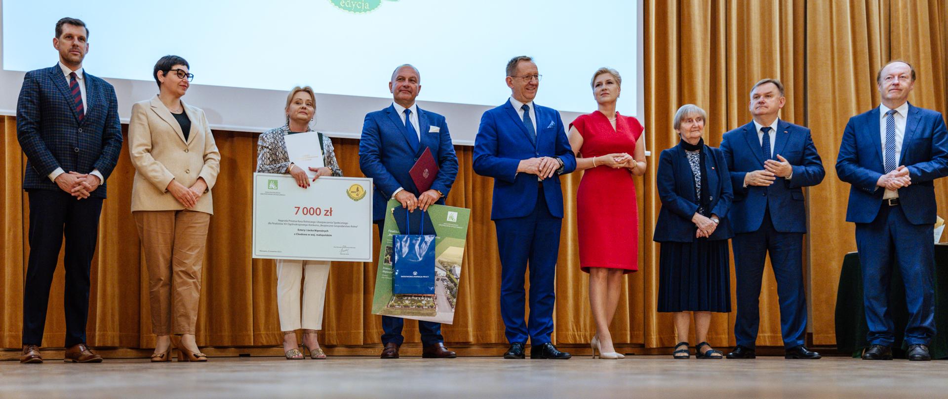 Na zdjęciu widać kobiety i mężczyzn