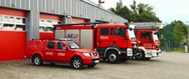 Zdjęcie trzech samochodów PSP na tle JRG