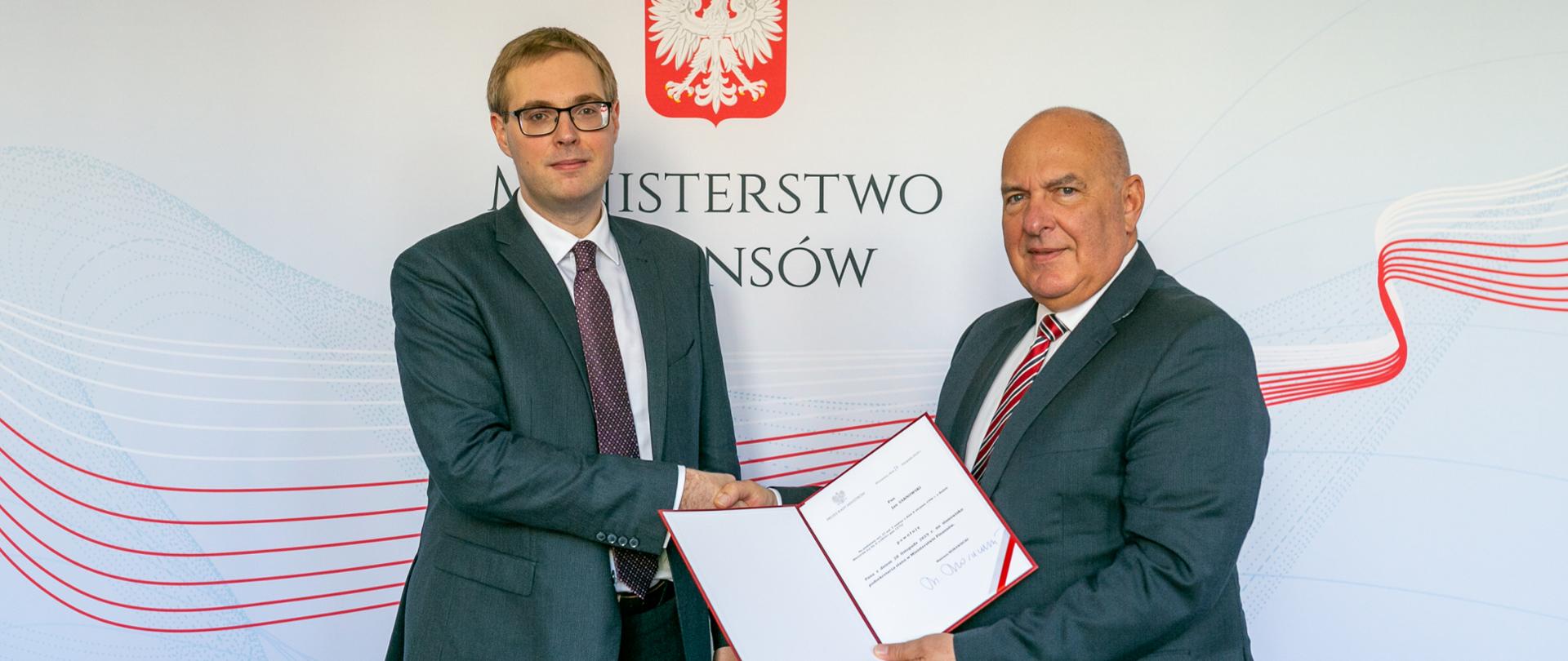 Minister finansów Tadeusz Kościński wręcza powołanie Janowi Sarnowskiemu na podsekretarza stanu w Ministerstwie Finansów 