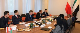 Przedstawicieli strony polskiej i emirackiej przy jednym stole podczas rozmów