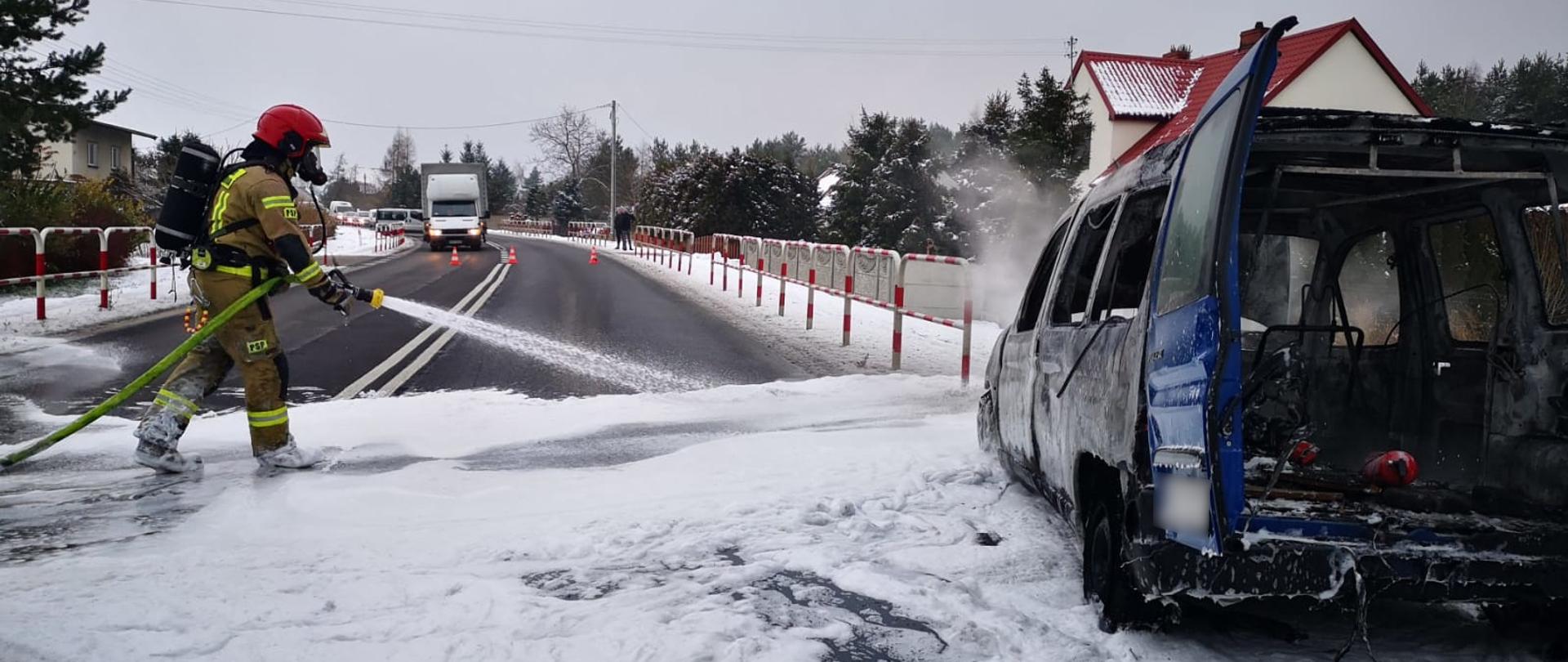 widoczne miejsca zdarzenia oraz służby działające na miejscu zdarzenia.