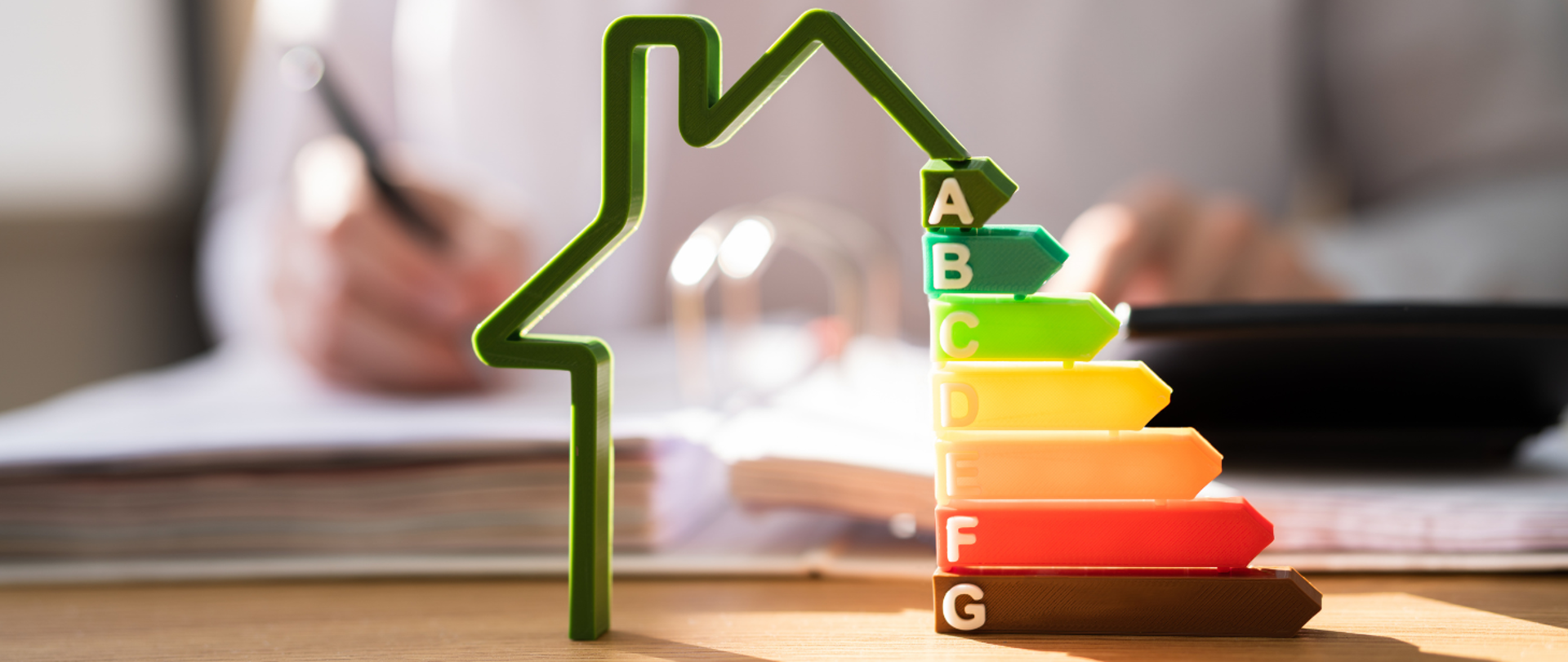 schemat domku ze wskaźnikami efektywności energetycznej