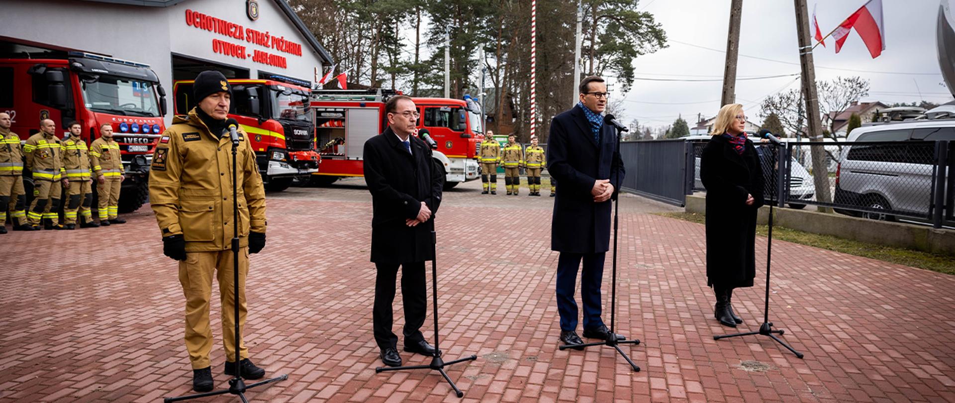 Premier Mateusz Morawiecki, minister SWiA Mariusz Kamiński, minister KiŚ Anna Moskwa i komendant główny PSP gen. brygadier Andrzej Bartkowiak podczas konferencji prasowej przed budynkiem OSP Otwock-Jabłonna 