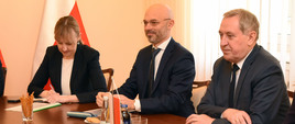 od prawej: Minister Henryk Kowalczyk, wiceminister Michał Kurtyka, dyrektor Dorota Białczak
