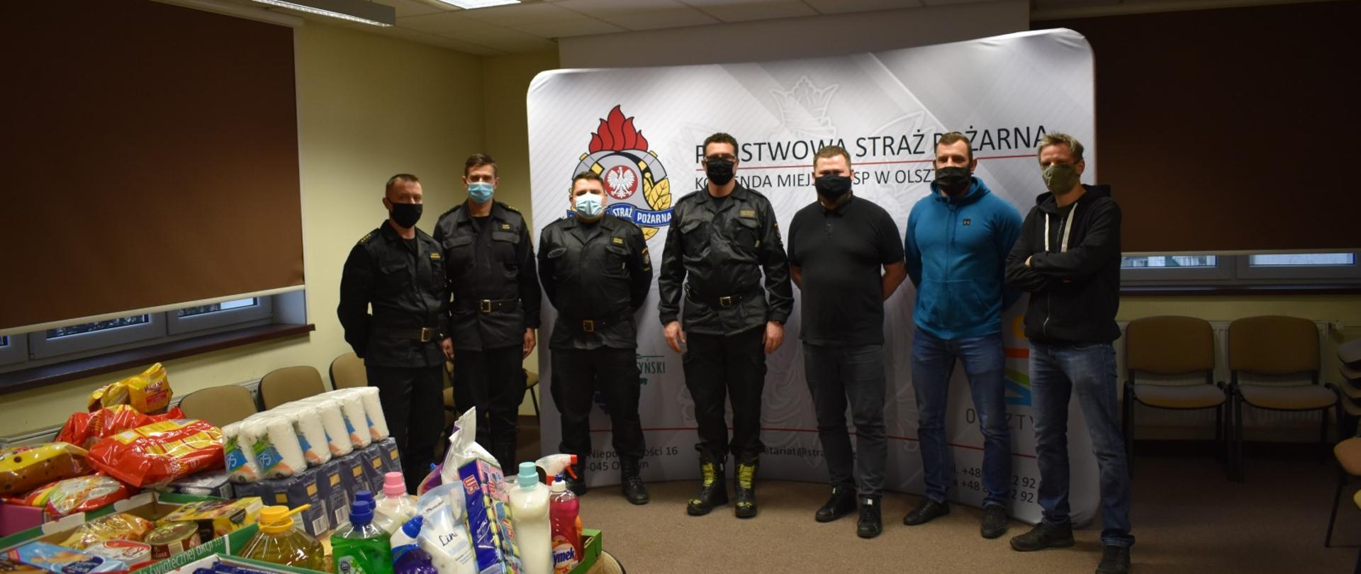 Zdjęcie przedstawia: przedstawici fundacji FOSa, mł.bryg. Jarosława Gryciuka Komendanta Miejskiego Państwowej Straży Pożarnej w Olsztynie, delegacje dowódców jednostek ratowniczo-gaśniczych i naczelnika Wydziału Operacyjno-Szkoleniowego