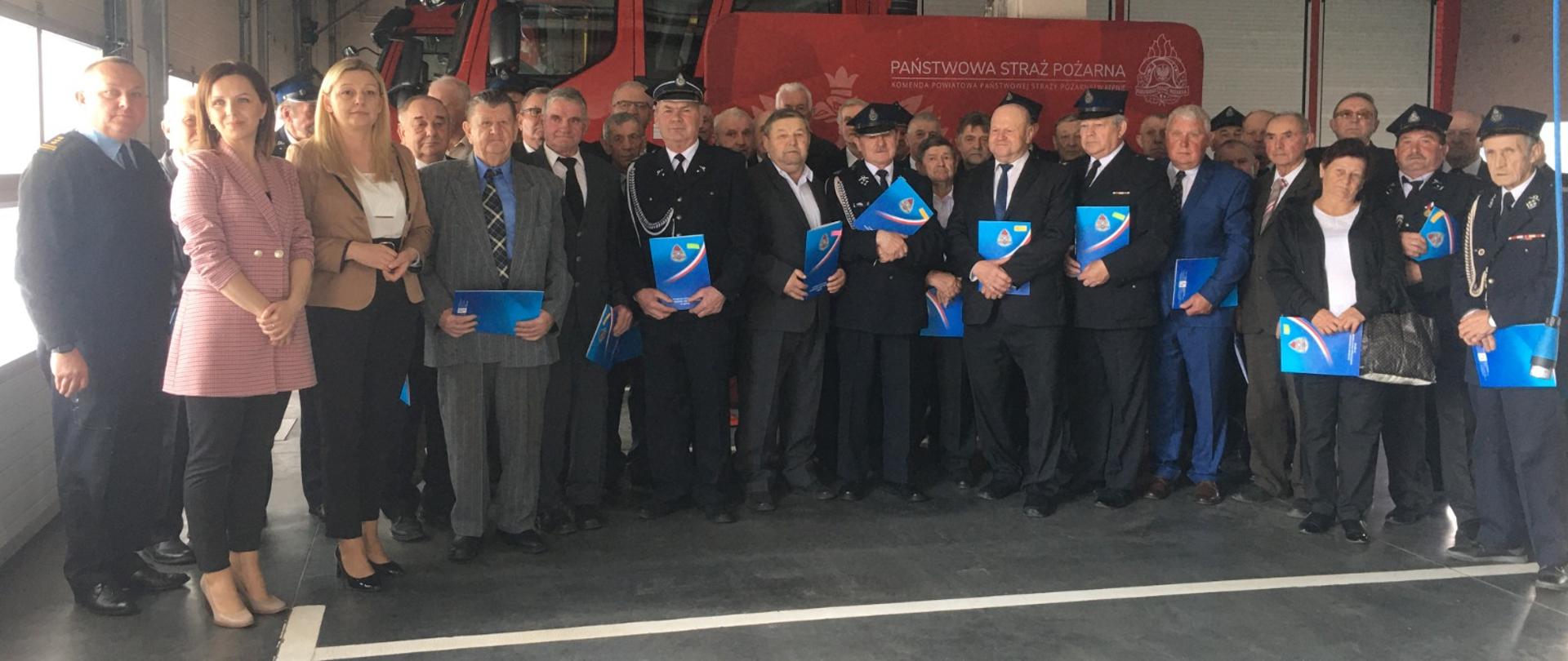 widoczni uczestnicy uroczystości wręczenia decyzji.