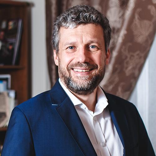 Elegancko ubrany mężczyzna