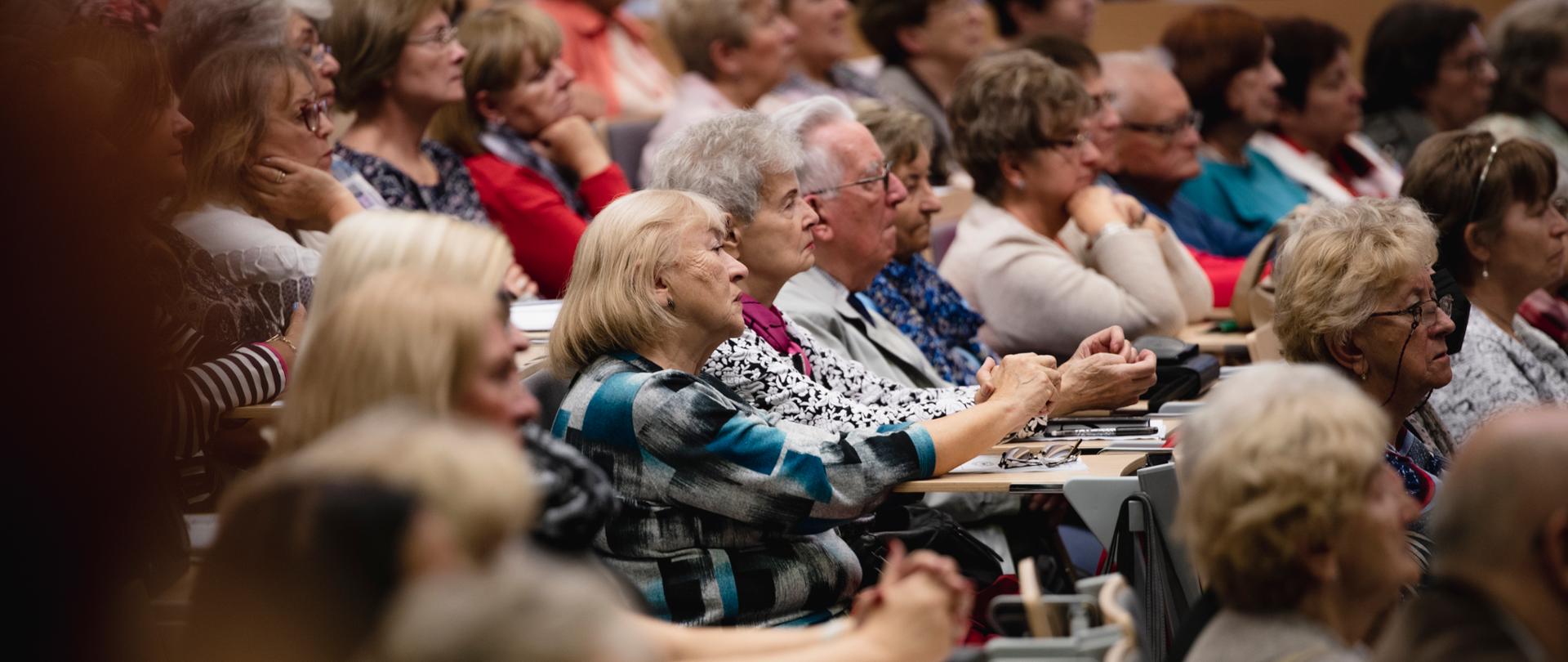 Studenci Uniwersytetu Trzeciego Wieku w Łodzi