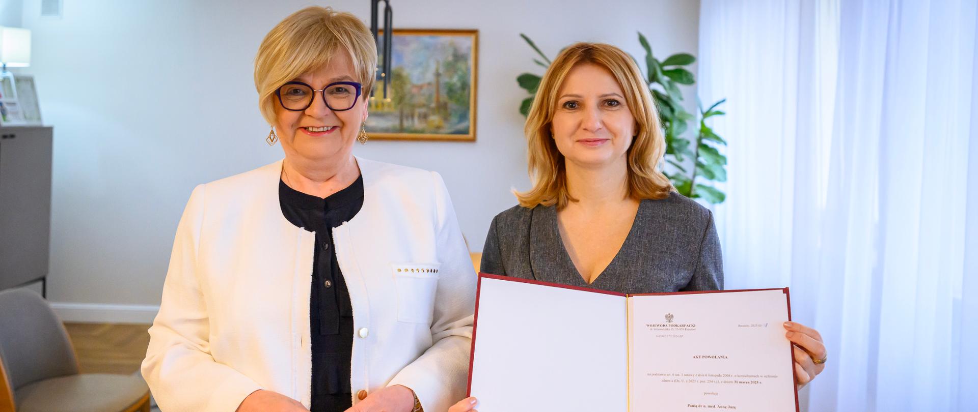 Zdjęcie przedstawia wojewodę podkarpackiego Teresę Kubas-Hul i konsultanta wojewódzkiego w dziedzinie diabetologii dr Annę Juzę