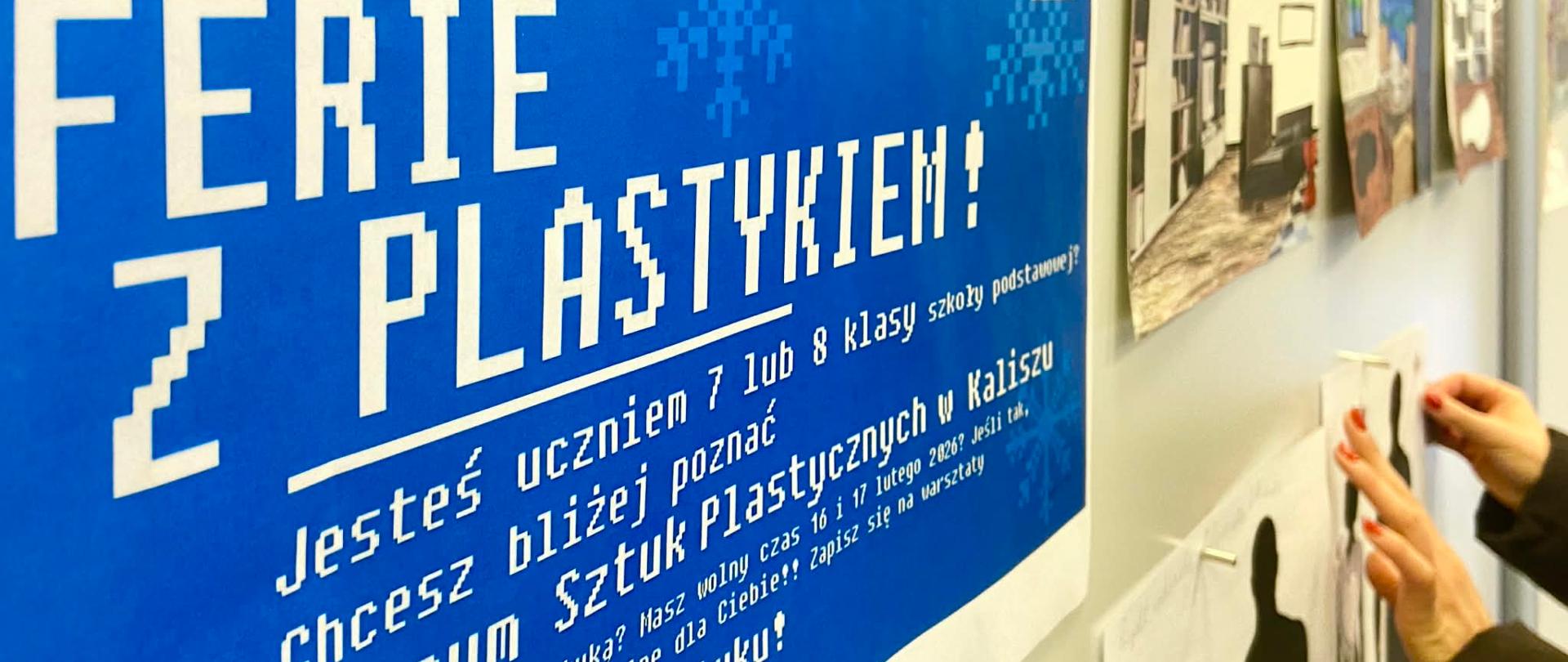 Na zdjęciu tablica magnetyczna z przypiętym plakatem z napisem"Ferie z plastikiem" i z zaproszeniem na warsztaty do liceum Sztuk Plastycznych w Kaliszu, ponadto do tablicy przypięte prace zrealizowane podczas warsztatów przedstawiające projekty Kostiumów i projekty pokoi