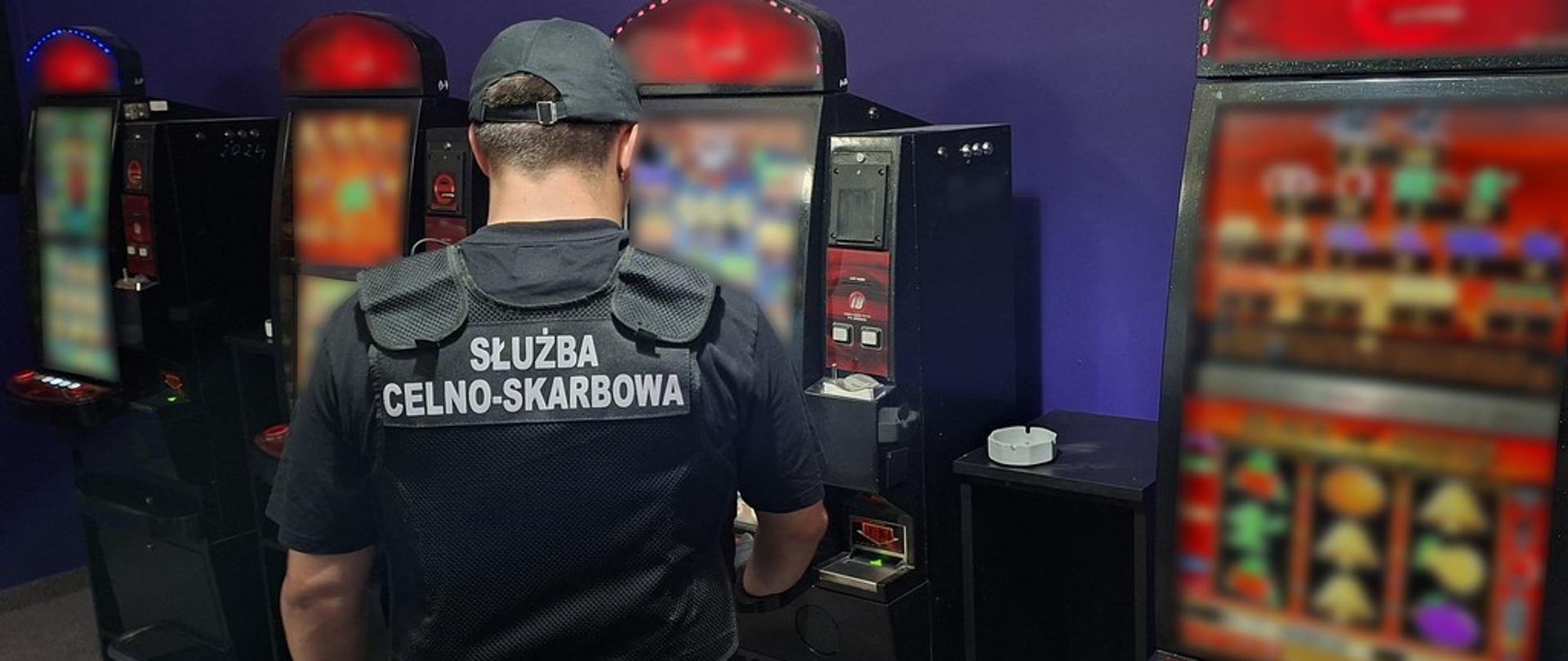 Funkcjonariusz KAS przy automatach do gier