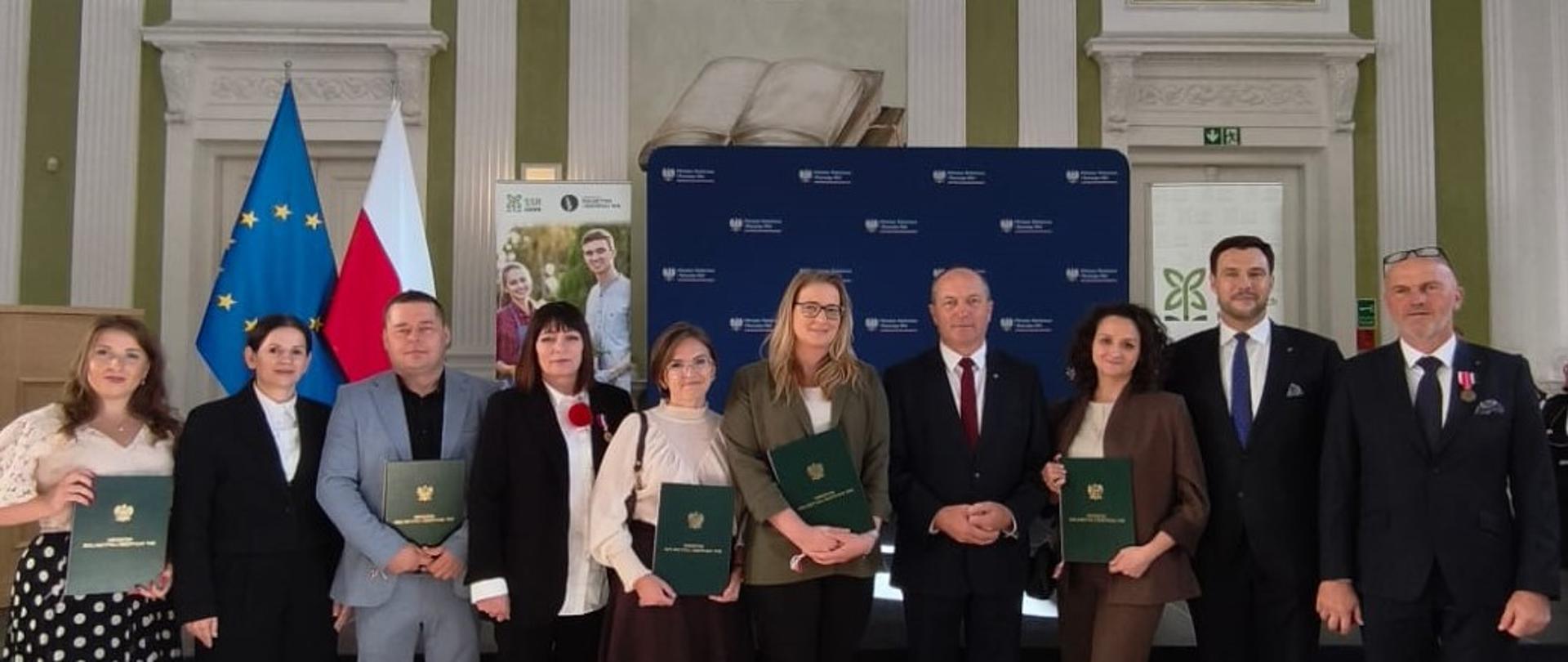 Mianowani i odznaczeni nauczyciele z wiceministrem Adamem Nowakiem na pamiątkowym zdjęciu