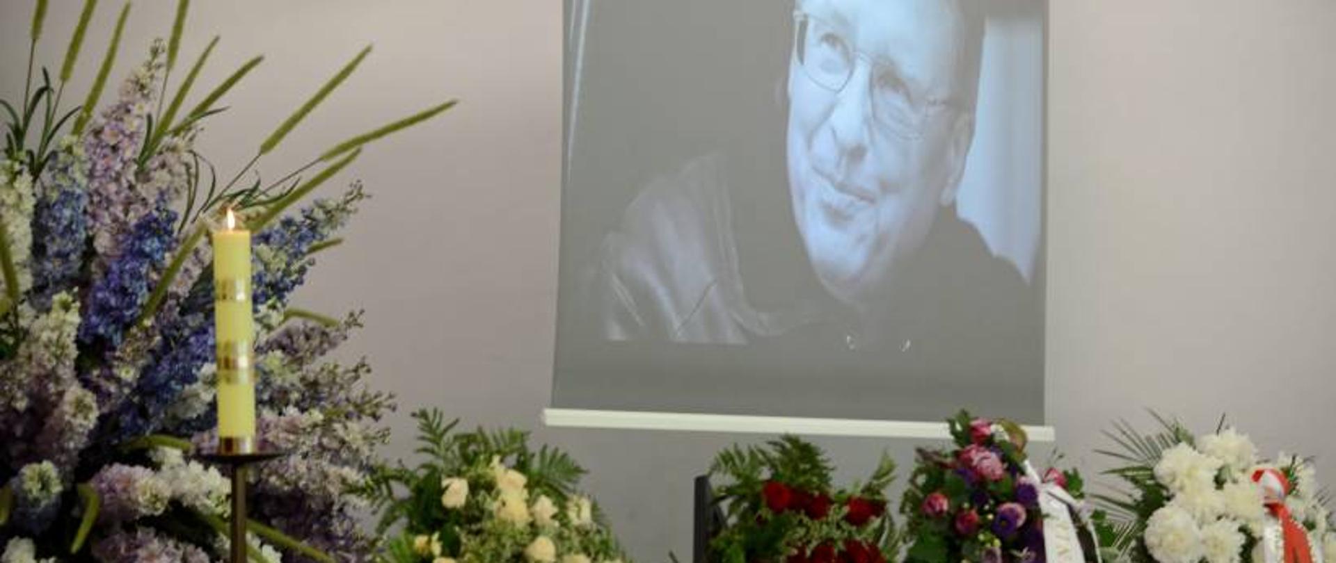 Warszawa, 17.06.2019. Uroczystości pogrzebowe reżysera Ryszarda Bugajskiego, 17 bm. na Cmentarzu Wojskowym Powązki w Warszawie. Reżyser filmów fabularnych i dokumentalnych Ryszard Bugajski zmarł 7 czerwca w Warszawie, miał 76 lat. Fot. PAP/Jakub Kamiński