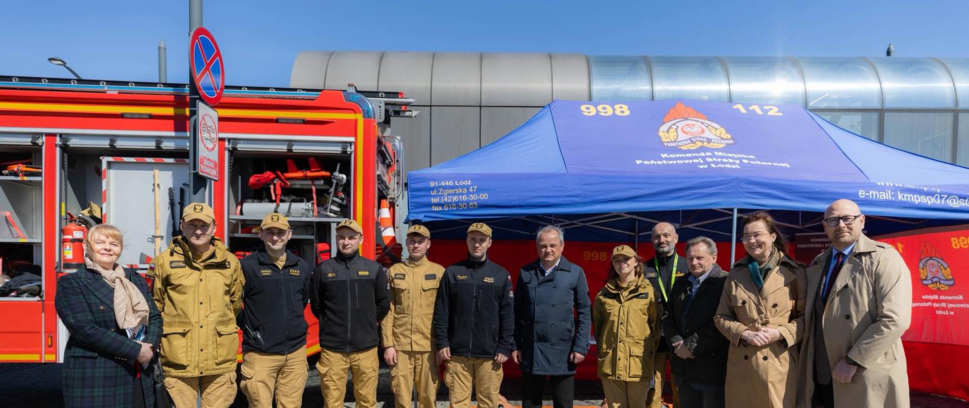 Dyrektor Biura Wojewody Tobiasz Puchalski, radna Sejmiku Województwa Łódzkiego Hanna Gill-Piątek i członek zarządu Sejmiku Województwa Łódzkiego Artur Ostrowski wraz ze strażakami z Komendy Wojewódzkiej PSP w Łodzi. 