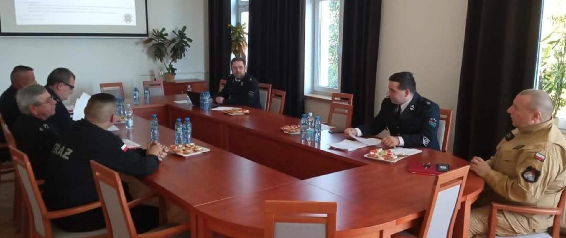 W gabinecie za dużym stołem trwa Posiedzenie Zarządu Oddziału Gminnego Związku Ochotniczych Straży Pożarnych w Braniewie