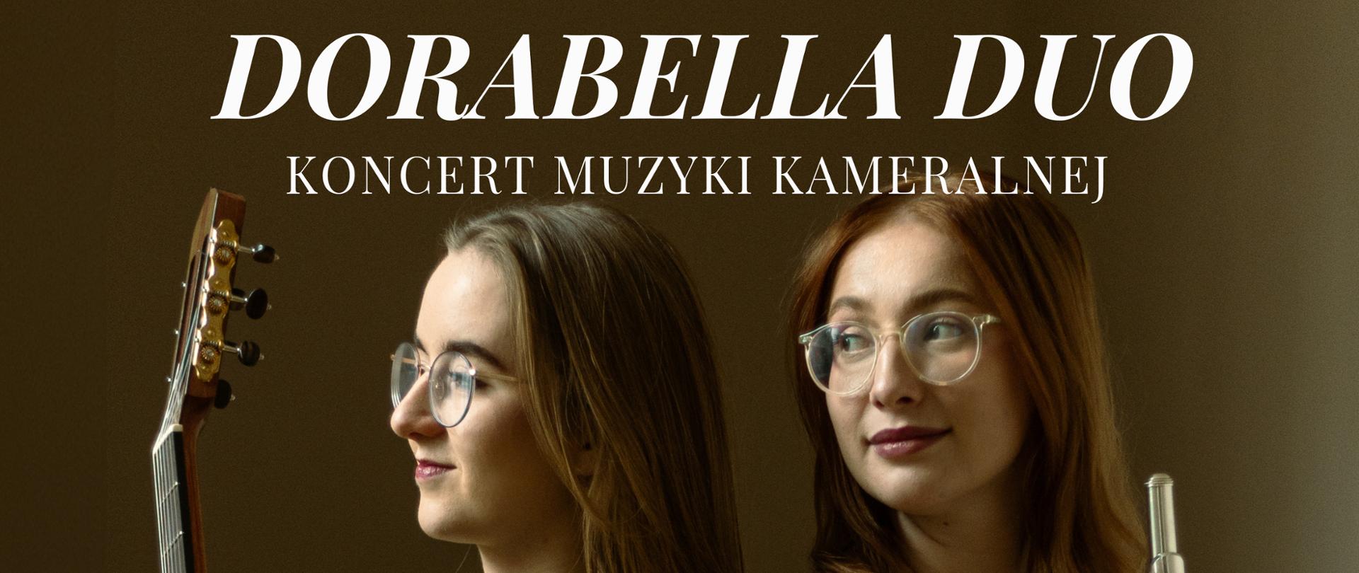 Plakat zapowiada koncert muzyki kameralnej "DORABELLA DUO". Na pierwszym planie widoczne są dwie młode kobiety, muzyczki. Po lewej stronie stoi kobieta z gitarą klasyczną opartą o jej ramię. Ma długie, proste, ciemne włosy i okulary w jasnych oprawkach. Ubrana jest w czarną, asymetryczną sukienkę z odkrytym jednym ramieniem. Jej profil skierowany jest w prawo.
Po prawej stronie stoi druga kobieta, trzymająca flet poprzeczny wzdłuż ciała. Ma długie, lekko falowane, rude włosy i okulary w ciemnych oprawkach. Ubrana jest w czarny top na jedno ramię i długą, plisowaną spódnicę w odcieniach czerwieni i czerni. Jej wzrok skierowany jest w stronę widza.
Obie kobiety stoją blisko siebie, tworząc harmonijną kompozycję. Tło jest ciemne, rozmyte, w ciepłych odcieniach brązu i złota.
W górnej części plakatu dużymi, ozdobnymi literami wypisano "DORABELLA DUO", a pod spodem mniejszymi literami "KONCERT MUZYKI KAMERALNEJ".
W prawej części plakatu, na ciemnym tle, wymienieni są kompozytorzy, których utwory zostaną wykonane: "W PROGRAMIE:", a poniżej "BÉLA BARTÓK", "FRANZ SCHUBERT", "MIROSLAV TADIĆ", "ASTOR PIAZZOLLA".
W dolnej części plakatu, na czerwonym tle, znajduje się informacja o dacie i miejscu koncertu: "9 MAJA 2025" (większą czcionką), poniżej "17:30", a jeszcze niżej "SALA KONCERTOWA W ZPSM" i "IM. FRYDERYKA CHOPINA W JAROSŁAWIU".

