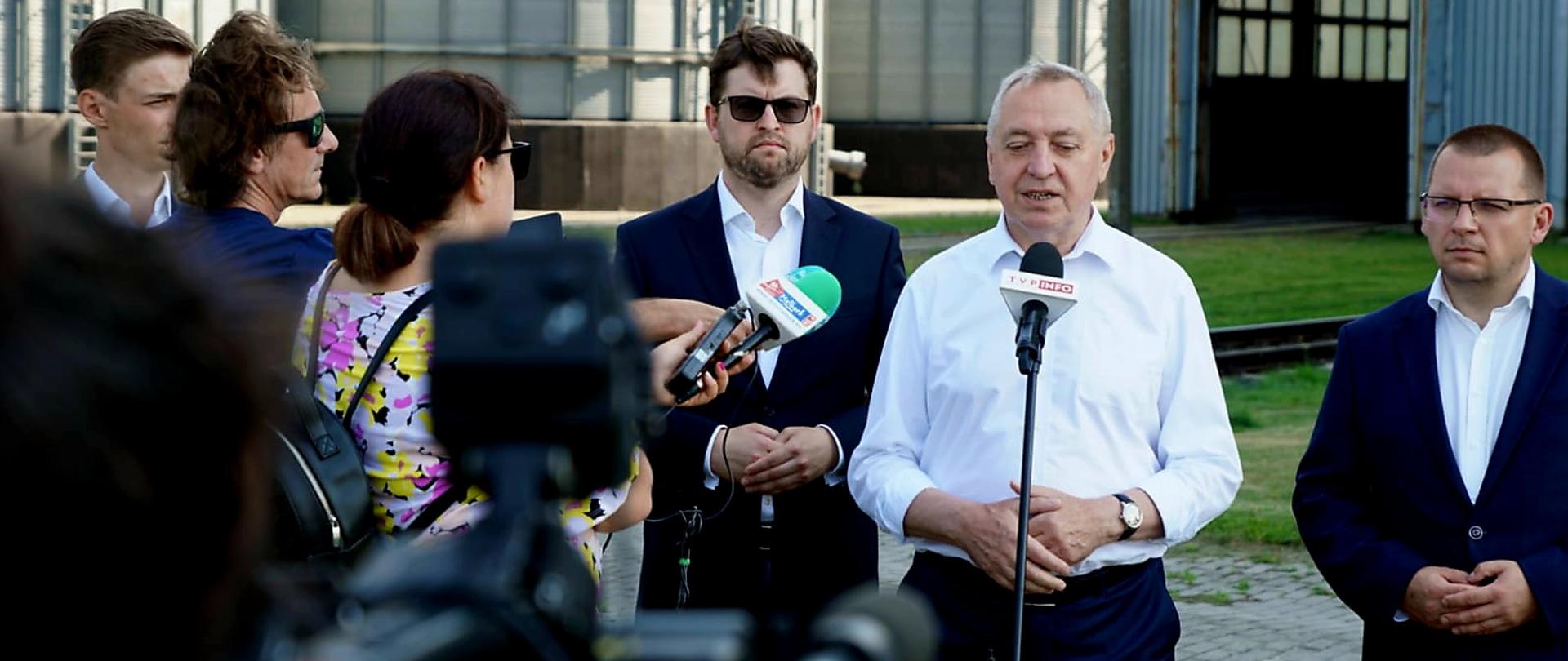 Wicepremier Henryk Kowalczyk mówiący do mikrofonu