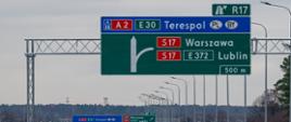 Przykład tablicy informacyjnej F14 umieszczonej nad autostradą. Zielona tablica informująca o kierunkach i zjazdach z autostrady.