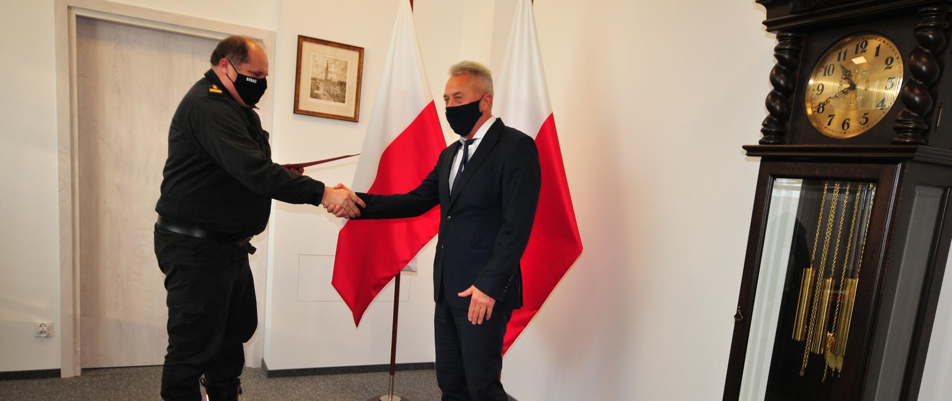 Zdjęcie przedstawia zastępcę pomorskiego komendanta wojewódzkiego PSP oraz przedstawiciela firmy MOTO - TRUCK Sp. z o.o. po podpisaniu umowy.