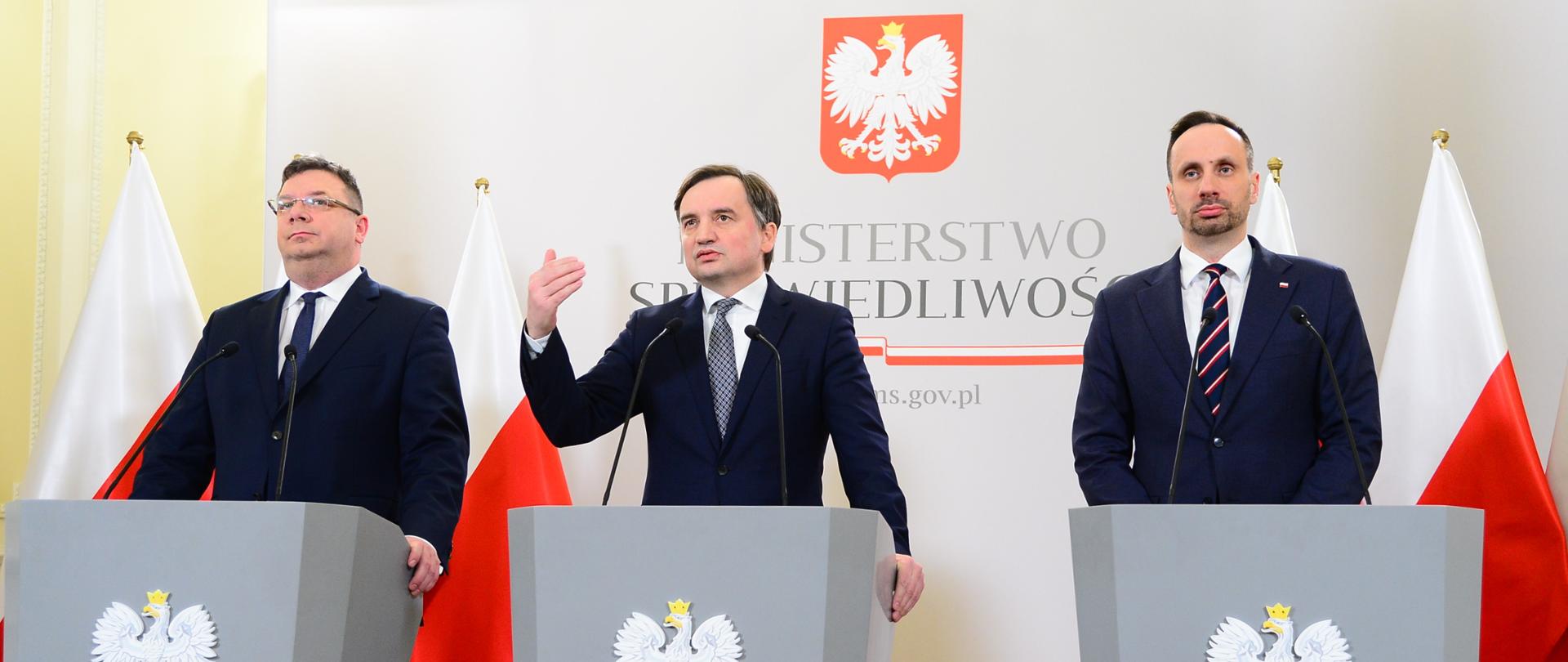 Konferencja prasowa w Ministerstwie Sprawiedliwości na temat konieczności zmiany polskiej polityki energetycznej w związku z rosyjską agresją. W konferencji wzięli udział: Minister Sprawiedliwości Prokurator Generalny Zbigniew Ziobro, Minister – członek Rady Ministrów Michał Wójcik i poseł Janusz Kowalski. 