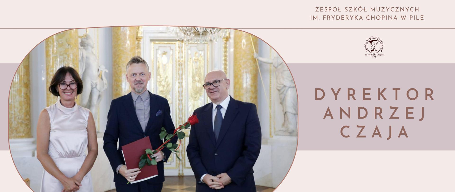 Po lewej zdjęcie - na tle bogato zdobionych drzwi otoczonych kolumnami i posągami stoją trzy uśmiechnięte osoby. W środku nowo wybrany dyrektor z listem nominacyjnym i czerwoną różą w dłoni. Po prawej stronie mężczyzna będący urzędnikiem ministerstwa. Po lewej stronie kobieta – urzędniczka ministerstwa. Po prawej napis: "Zespół Szkół Muzycznych im. Fryderyka Chopina w Pile" , " DYREKTOR ANDRZEJ CZAJA".