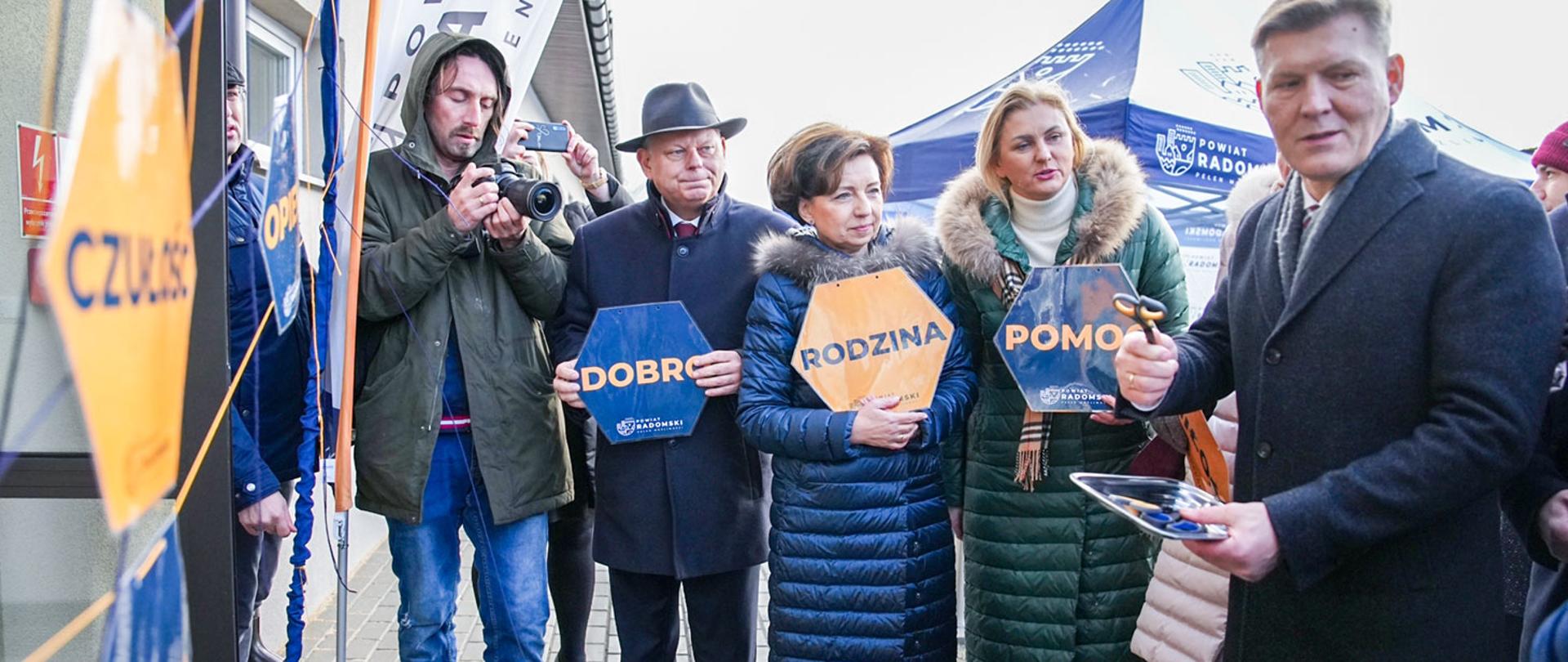 Na zdjęciu Minister Marlena Maląg oraz poseł Marek Suski w trakcie przecinania symbolicznej wstęgi przed COM w Krzyżanowicach.