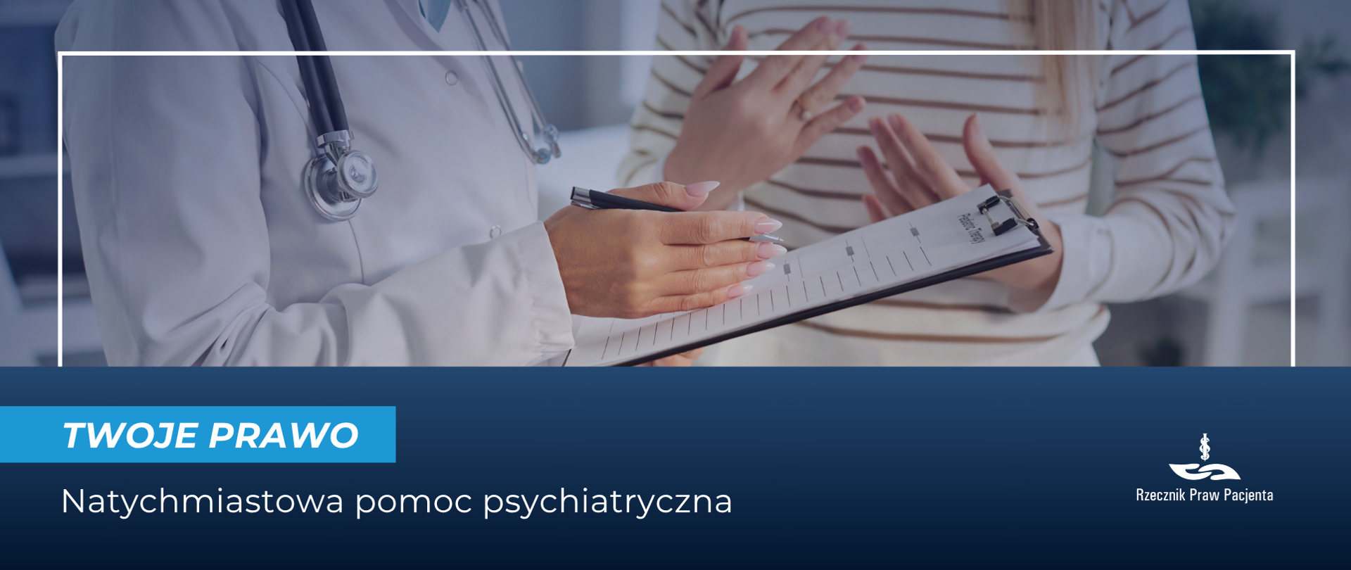 Zdjęcie przedstawia lekarza i pacjenta podczas wizyty. Lekarz trzyma dokumentację medyczną. 