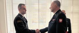 Na zdjęciu po prawej stronie znajduje się p.o. Świętokrzyski Komendant Wojewódzki Państwowej Straży Pożarnej, natomiast po lewej Zastępca Komendant Powiatowy Państwowej Straży Pożarnej w Ostrowcu Św. w trakcie podziękowań za pełnienie obowiązków Komendanta Powiatowego PSP w Ostrowcu Św. przez ostatnie dwa miesiące.