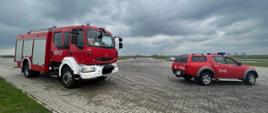 Na zdjęciu samochód ratowniczo - gaśniczy i samochód lekki rozpoznania ratowniczego na płycie podczas doskonalenia technik jazdy 