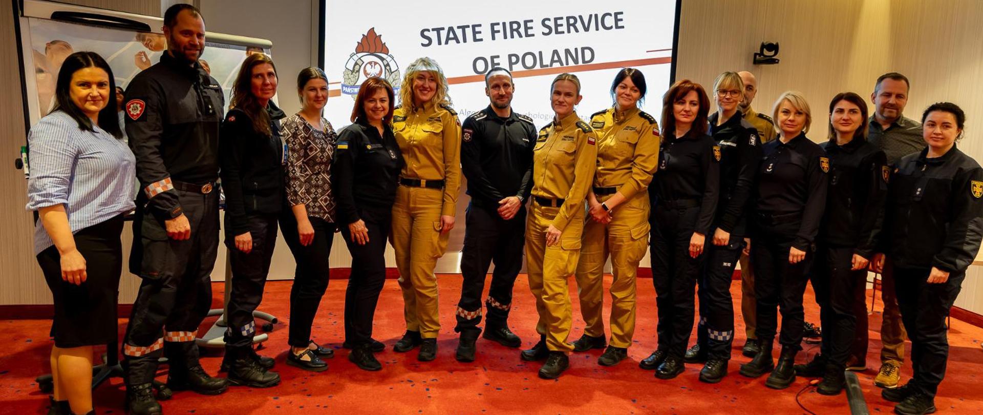 Grupa ludzi pozujących do zdjęcia.