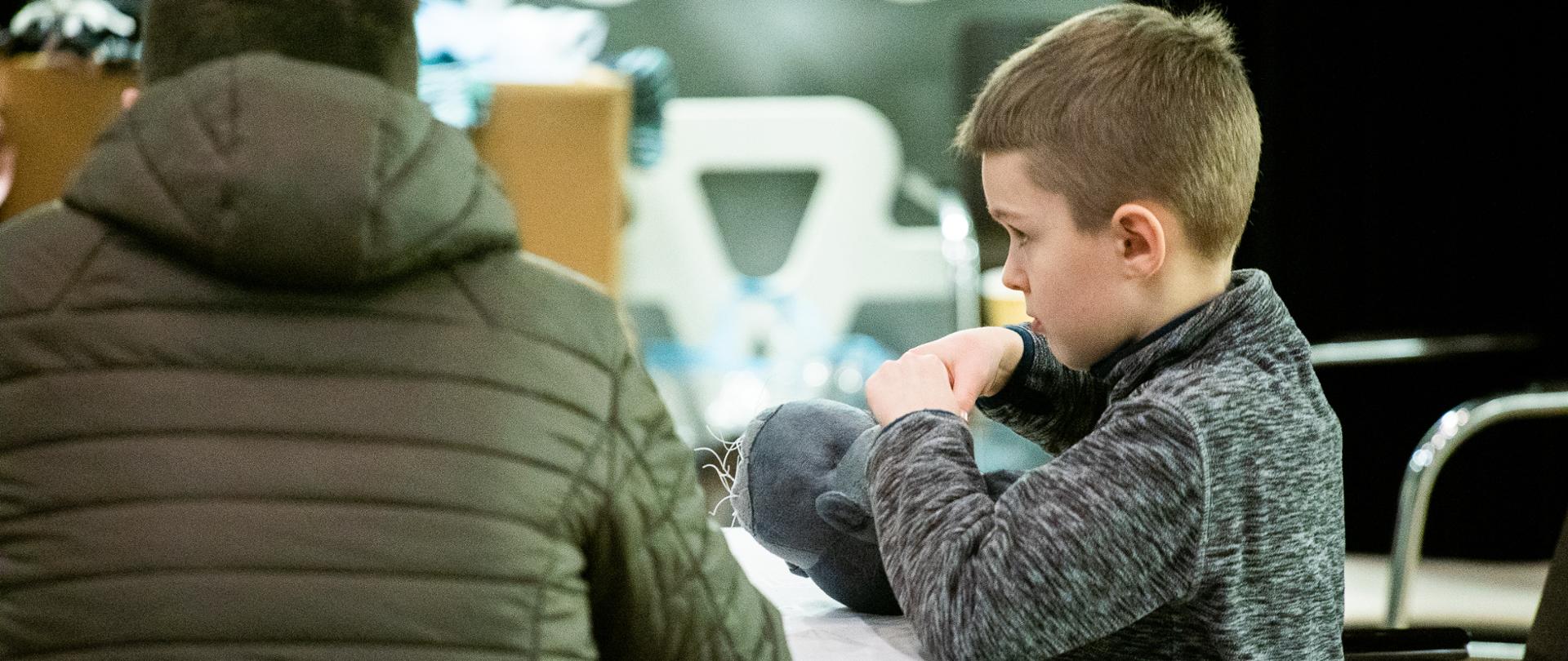 Uchodźcy wojenni z Ukrainy w punkcie recepcyjnym zlokalizowanym w ŁDK mogą zjeść ciepły posiłek, odpocząć, skorzystać z sanitariatów.