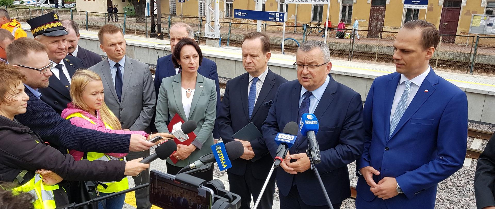  Minister infrastruktury Andrzej Adamczyk podczas konferencji prasowej w Stalowej Woli 