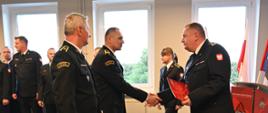 Przejście na zaopatrzenie emerytalne funkcjonariuszy Komendy. Komendant Powiatowy PSP wręcza decyzje o zwolnieniu