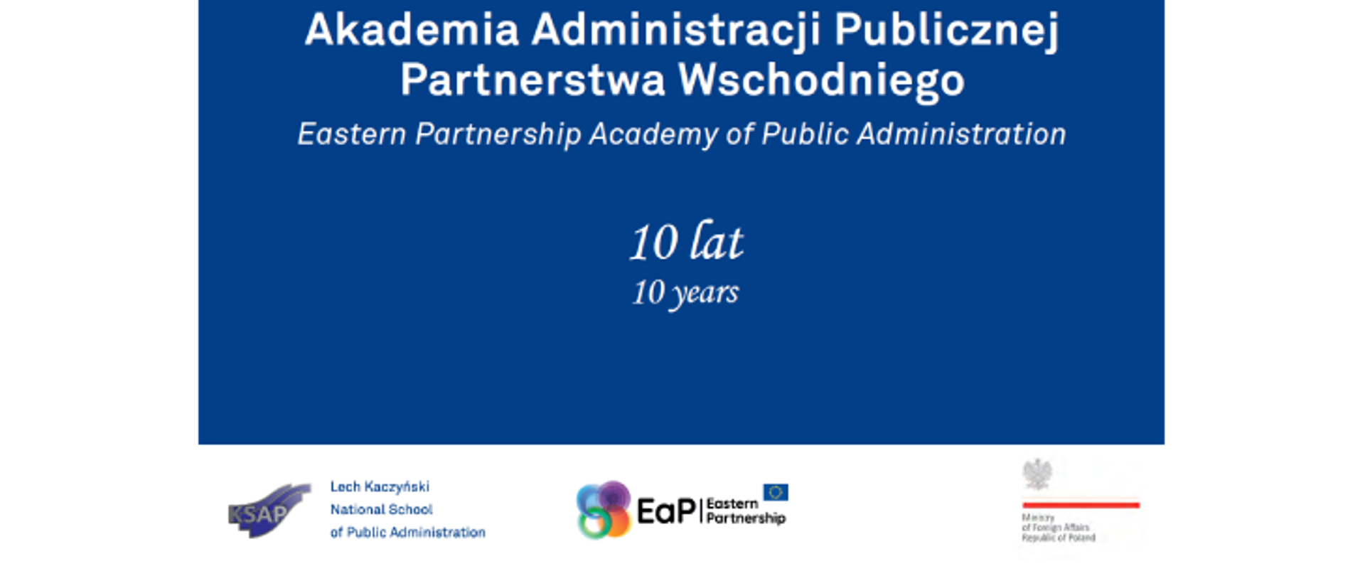 Akademia Administracji Publicznej Partnerstwa Wschodniego - 10 lat - slajd tytułowy projektu - niebieskie napisy na błękitnym tle