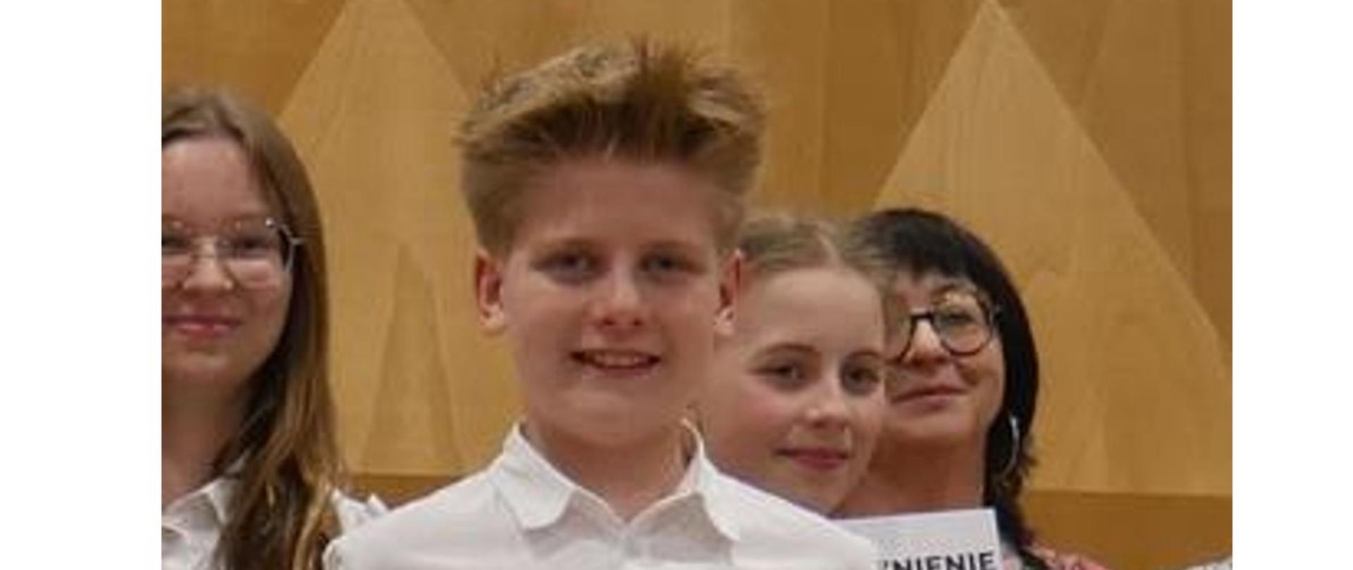 Zdjęcie Antoniego Knury z dyplomem