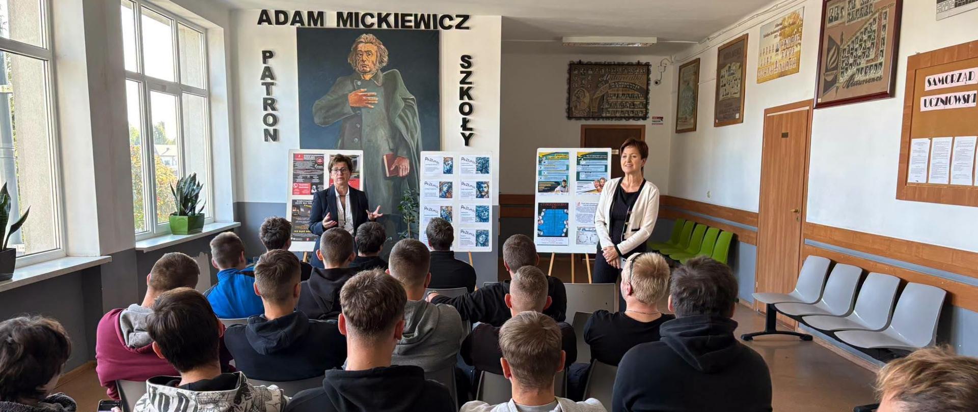 Uczniowie szkoły na pogadance o przemocy