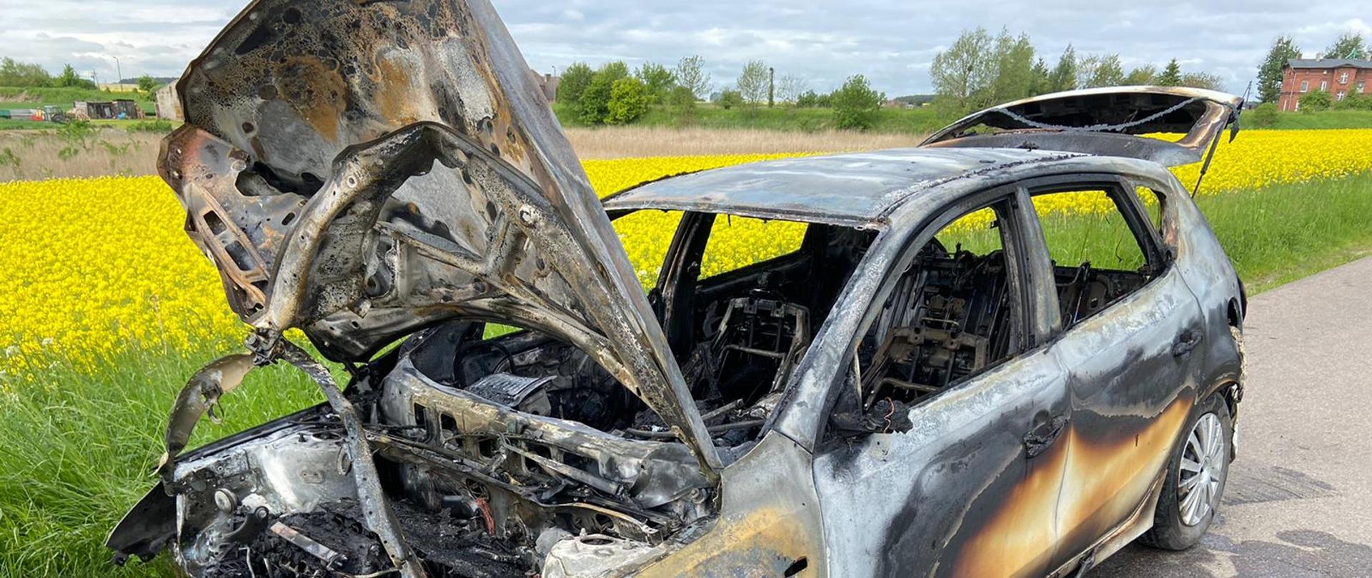 Na zdjęciu widać spalony pojazd osobowy 
