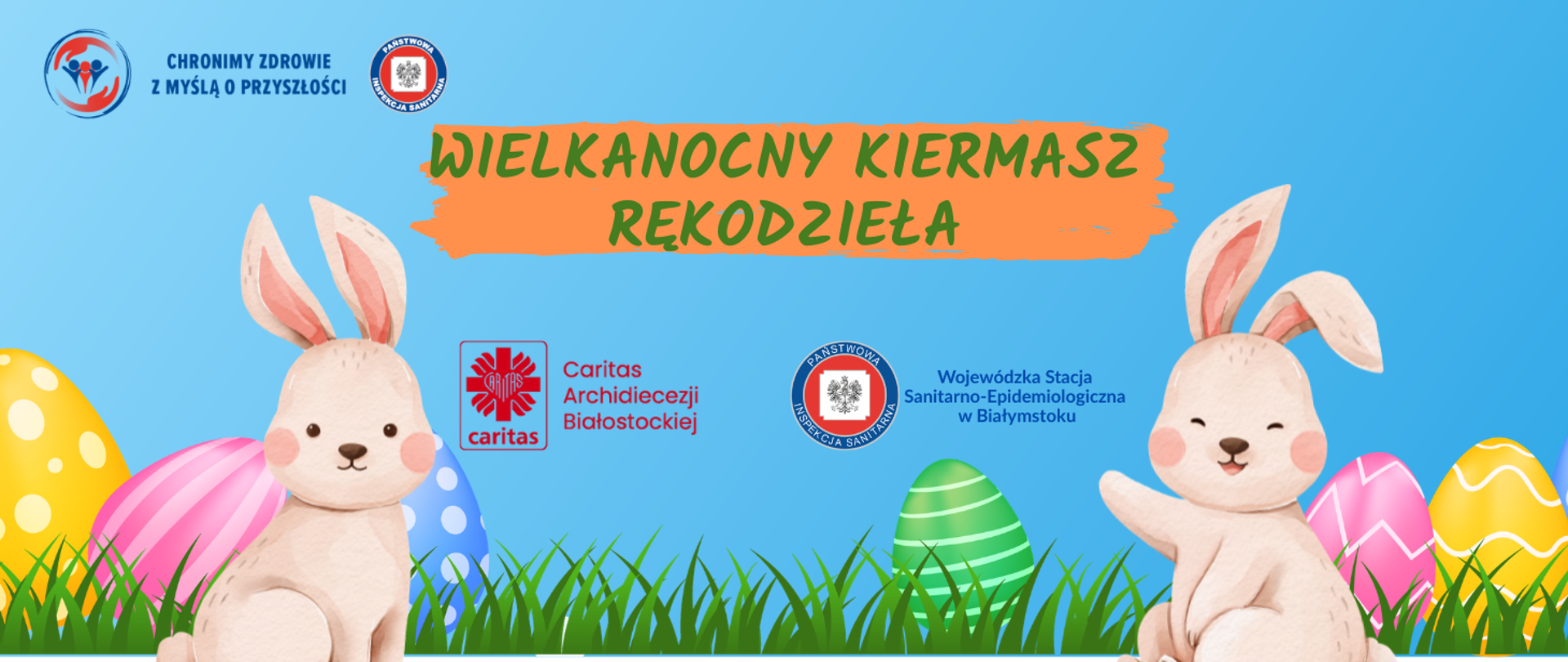 Baner utrzymany jest w radosnej, wiosennej stylistyce, na tle jasnoniebieskiego nieba. W dolnej części widoczna jest zielona trawa, wśród której znajdują się kolorowe, ozdobne pisanki w różnych wzorach i barwach — żółte, różowe, zielone, niebieskie i fioletowe. Po obu stronach baneru umieszczone są dwie ilustracje siedzących króliczków o pastelowych kolorach, tworzące przyjazną i świąteczną atmosferę.
W centralnej części znajduje się napis „Wielkanocny Kiermasz Rękodzieła”, zapisany dużymi żółtymi literami na pomarańczowym, nieregularnym tle przypominającym pociągnięcie pędzlem.
W górnej części baneru umieszczone są logotypy organizatorów i partnerów wydarzenia, m.in.: hasło „Chronimy zdrowie z myślą o przyszłości!”, logo Wojewódzka Stacja Sanitarno-Epidemiologiczna w Białymstoku, Caritas Archidiecezji Białostockiej.
