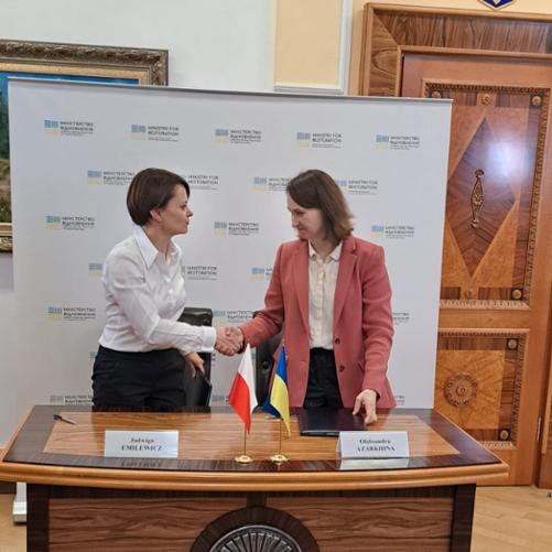 Pełnomocnik rządu ds. polsko-ukraińskiej współpracy rozwojowej Jadwiga Emilewicz i wiceminister rozwoju wspólnot, terytoriów i infrastruktury Ukrainy Ołeksandra Azarchina trzymają w dłoniach podpisany dokument dot. wzmocnienia polsko-ukraińskiej współpracy gospodarczej