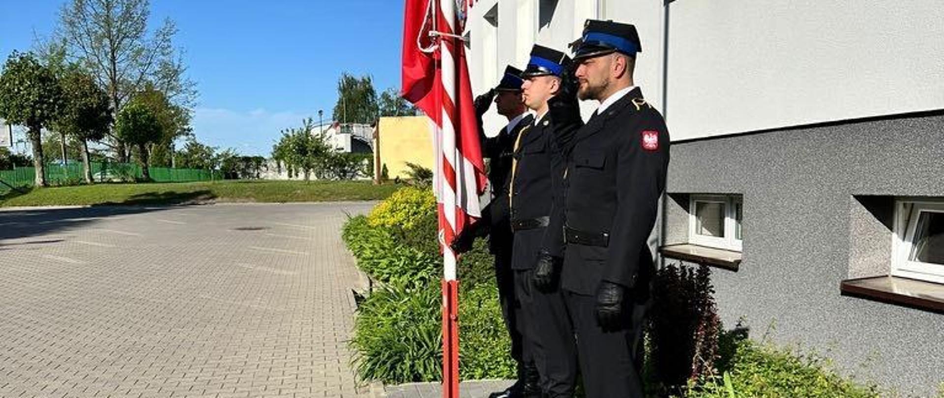 Dzień Flagi Rzeczypospolitej Polskiej. Funkcjonariusze w ubraniach koszarowych podczas uroczystej zbiórki