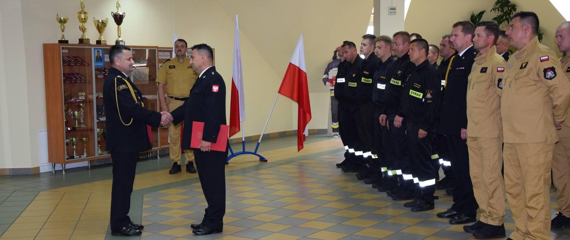 Komendant Powiatowy podaje dłoń kpt. Dariuszowi Kucińskiemu.